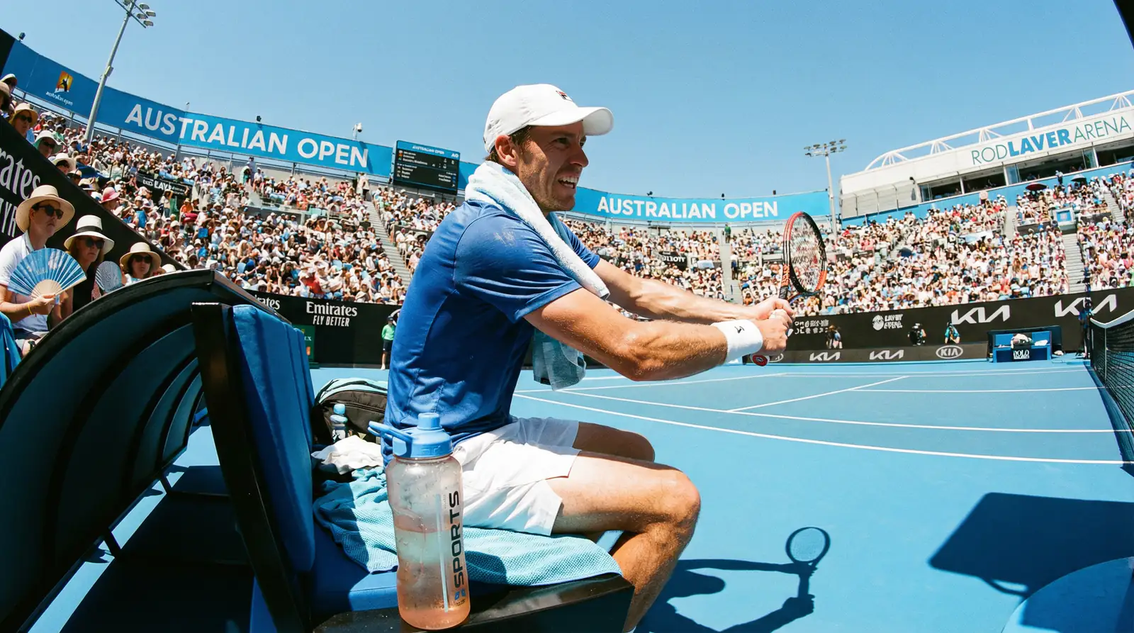 Tennisspieler bei intensiver Hitze auf blauem Hartplatz in Melbourne