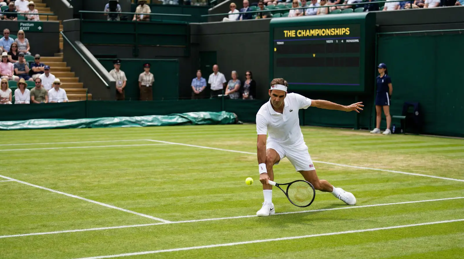 Tennisspieler auf grünem Rasenplatz schlägt Return mit Slice