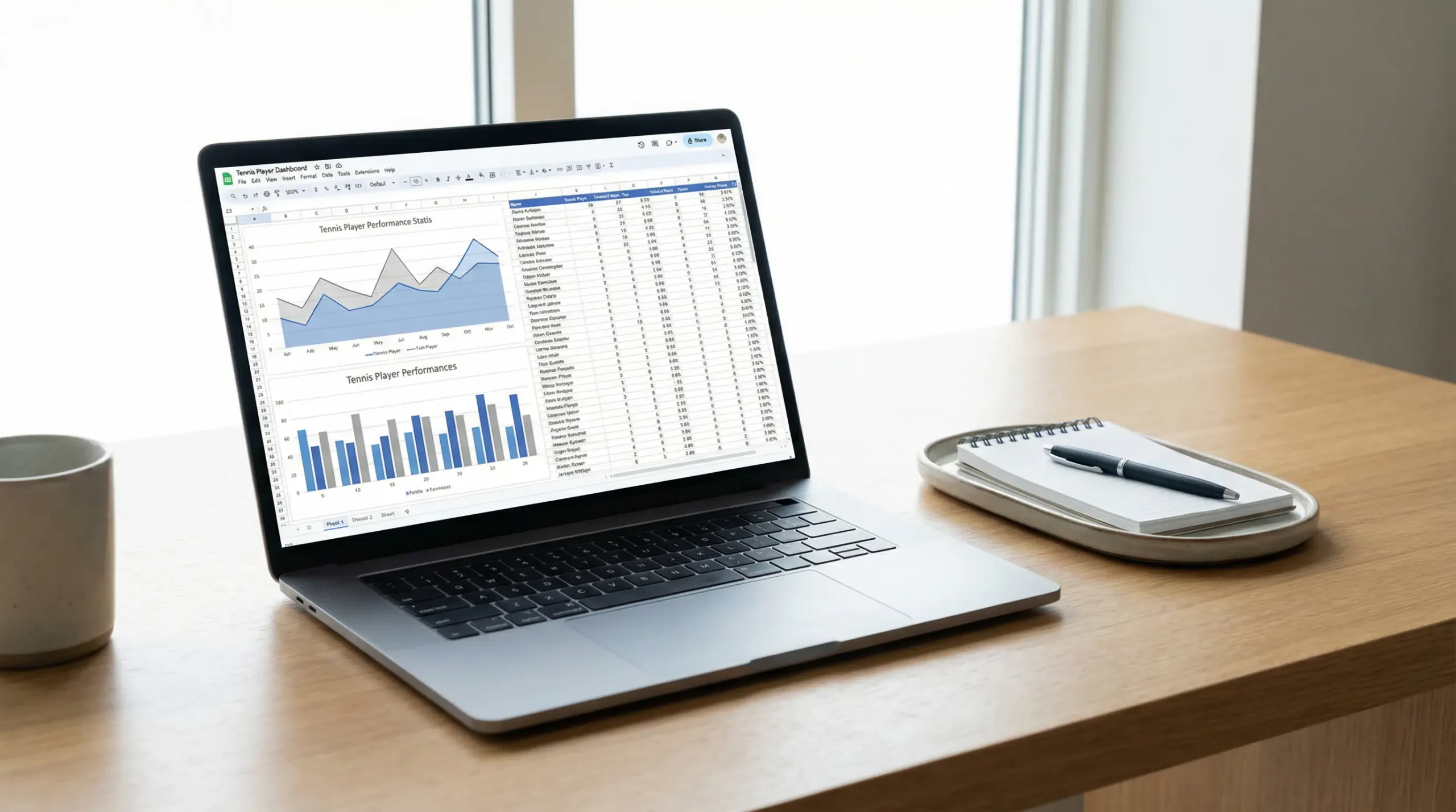 Laptop zeigt Tennisstatistiken und Datenanalyse auf dem Bildschirm